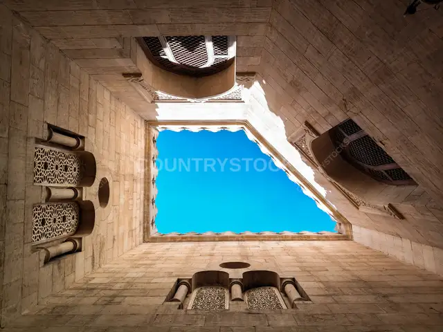 منظر من الأسفل لأعلى لفناء مسجد السيدة سكينة بالقاهرة