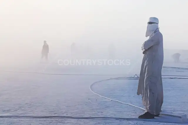عمال المحاجر مغطون بالغبار الأبيض، محاجر المنيا