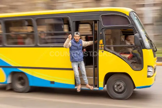 شاب معلق من ميكروباص متحرك في القاهرة