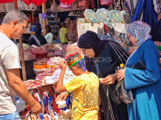 عائلة مصرية تتسوق في شادر المولد بالسيدة زينب