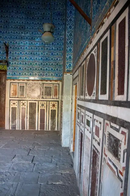 الجدار المبلط بالأزرق في المسجد الأزرق (مسجد الأمير آق سنقر) 3