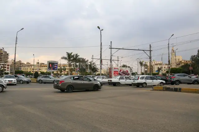 زحمة عربيات في تقاطع طرق مزدحم في القاهرة تحت سما ملبدة بالغيوم