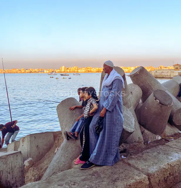 عيلة على كورنيش البحر في بحري إسكندرية