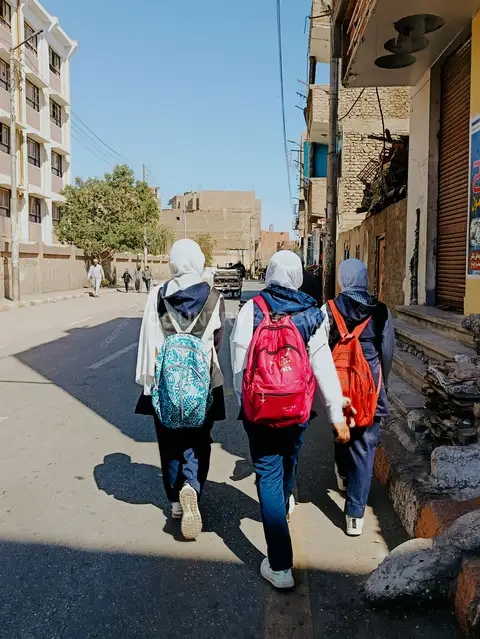 ثلاث طالبات في طريقهن إلى المدرسة، قنا صعيد مصر