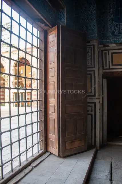 منظر جانبي للمسجد الأزرق (مسجد الأمير آق سنقر) في القاهرة 8