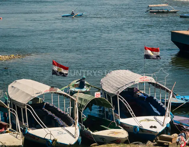 قوارب ترفع علم مصر على النيل بالقناطر
