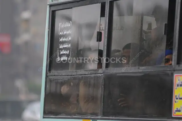 ركاب جوه أتوبيس المدينة في يوم ممطر بالقاهرة