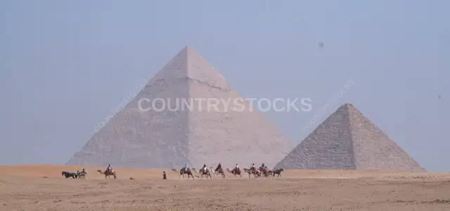 أهرامات الجيزة مع قافلة الجمال، مصر