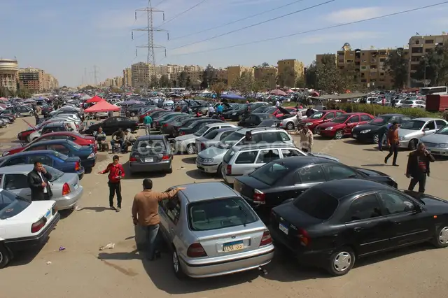 سوق السيارات القديمة في مدينة نصر بالقاهرة – مشهد شارع مزدحم