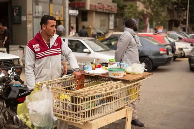بائع أكل واقف بعربية في شارع بالقاهرة