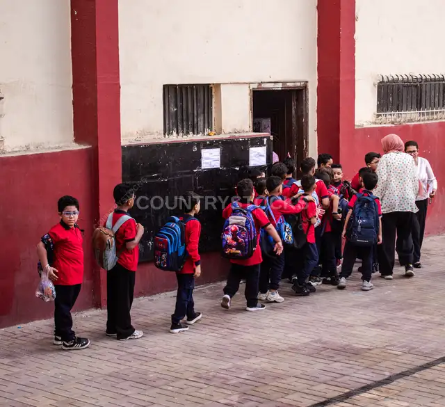أطفال المرحلة الابتدائية أثناء دخولهم الفصل، وسط البلد القاهرة