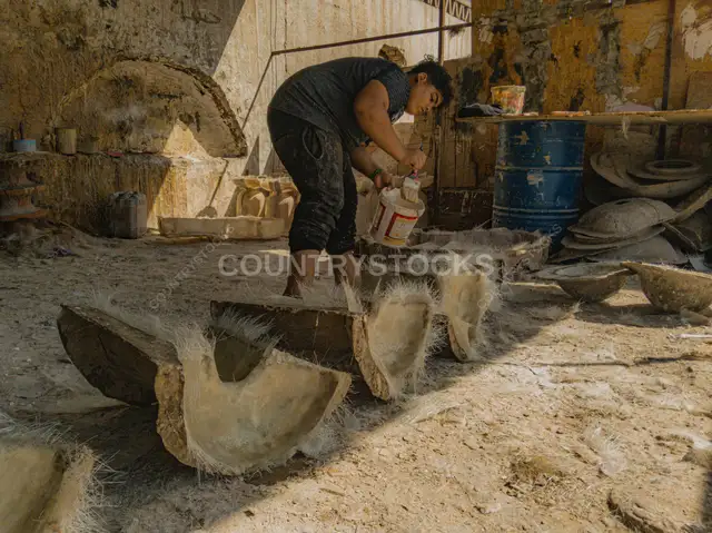 عامل يضع مادة تشكيل الفايبر في ورشة بالقاهرة