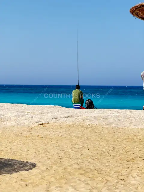 صياد يصطاد على شاطئ الساحل الشمالي، الإسكندرية