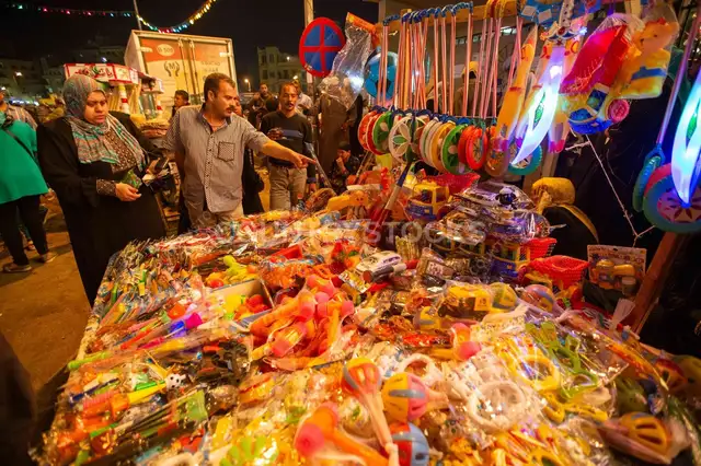 انتشار الباعة على طرق المولد