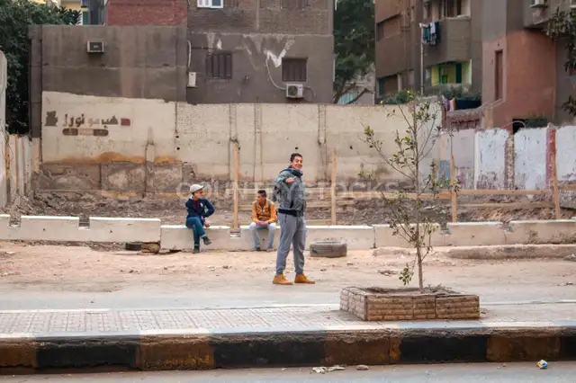 ثلاثة أولاد في شارع بحي شعبي بالقاهرة