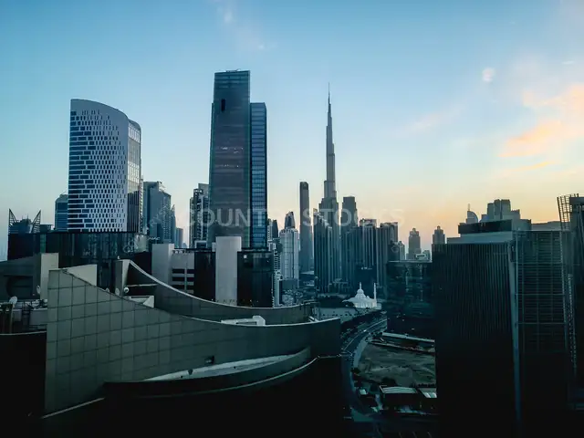 أفق دبي مع برج خليفة عند غروب الشمس، الخليج التجاري