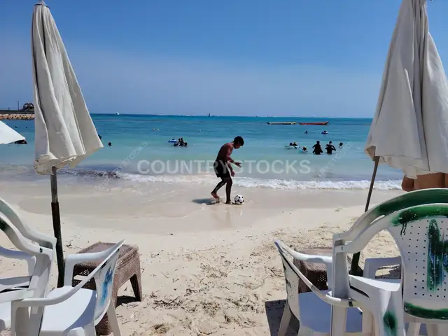 شمسيات وسباحون على شاطئ مرسى مطروح