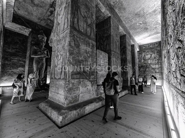 سياح داخل معبد أبو سمبل أسوان مصر