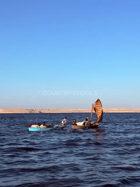 صيادون يبحرون على بحيرة التمساح، الإسماعيلية