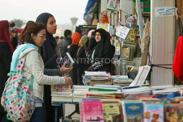 ست بتتصفح بسطات كتب في معرض القاهرة الدولي للكتاب 2017