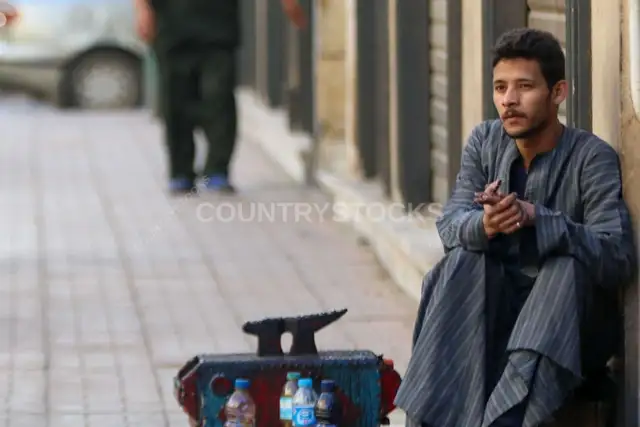 مسّاح جزم مستني الزباين في شارع مجلس الوزراء