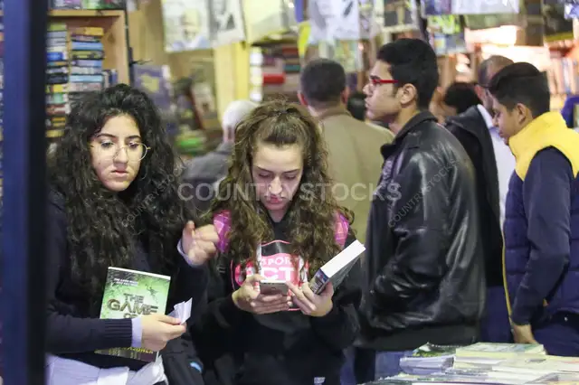 بنات بتطالع كتب في معرض القاهرة الدولي للكتاب 2017 – 2