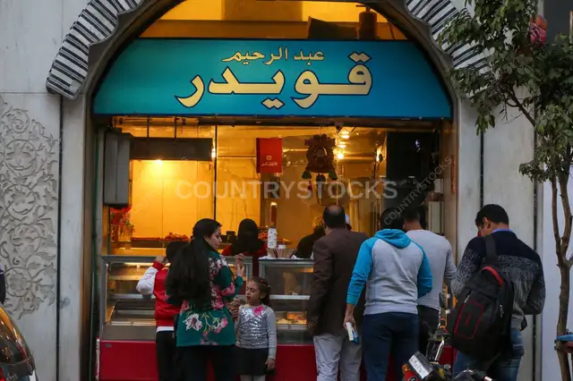 حركة الناس في شارع طلعت حرب وقت الكريسماس