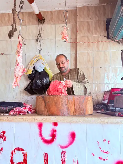 جزار مصري يجهز اللحم قبل العيد