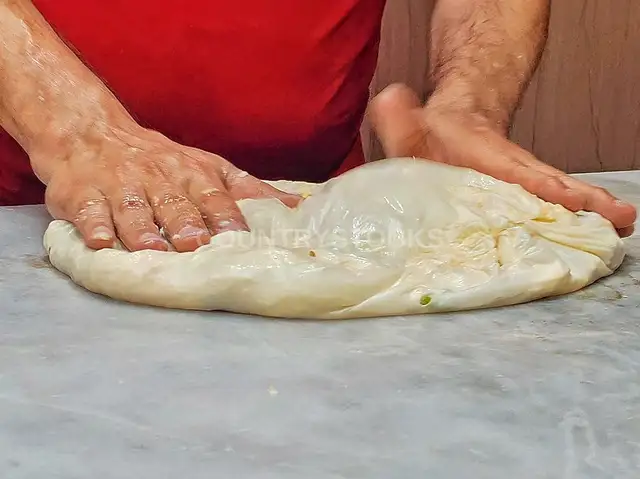 فطاطري الحسين يرق عجينة الفطير