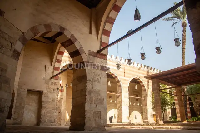 منظر داخلي واسع للمسجد الأزرق في القاهرة مع رجل يصلي