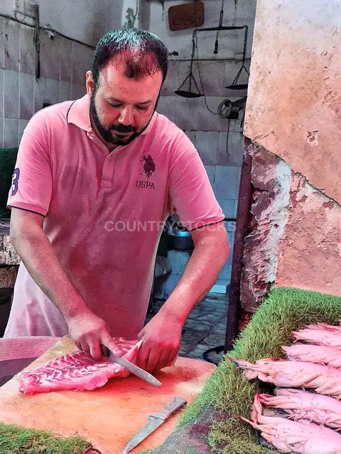 تقطيع السمك حسب طلب المشتري في حلقة سمك السيدة