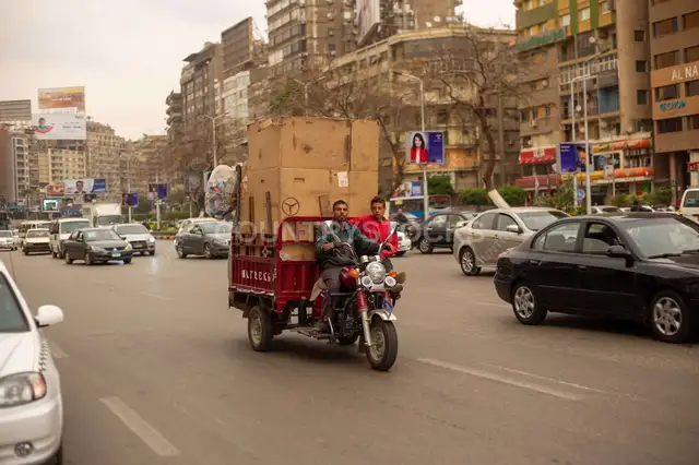 نقل بضاعة على تريسكل في شوارع القاهرة
