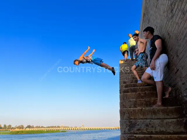 أطفال يقفزون في النيل عند القناطر الخيرية