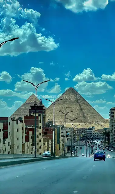أهرامات الجيزة من شارع الترسة