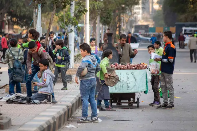 بياع بطاطا مشوية بيخدم أطفال المدارس في شارع السودان بالقاهرة