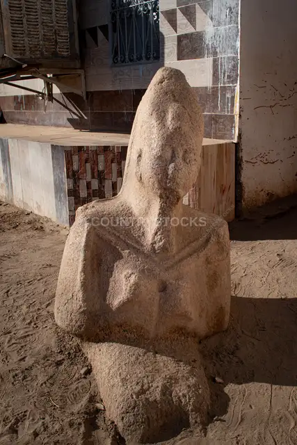 تمثال الفرعون سنوسرت الأول في شارع بأسوان