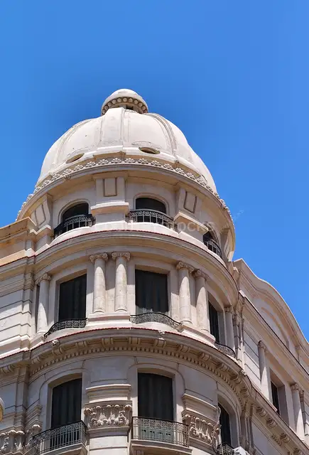 قبة ونوافذ مقوسة لمبنى تاريخي في شارع فؤاد بالإسكندرية
