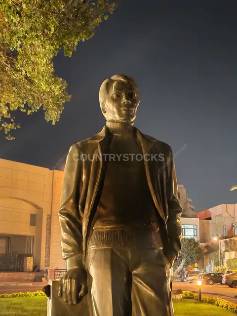 تمثال عبد الحليم حافظ البرونزي في ساحة دار الأوبرا المصرية بالقاهرة