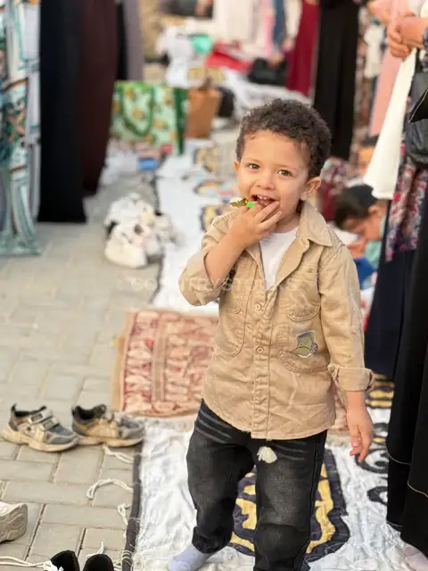 طفل صغير يبتسم في صلاة العيد