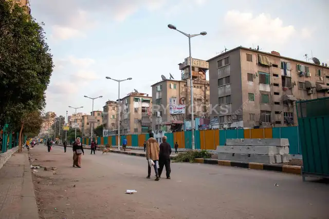 مارة في شارع السودان وسط أعمال مترو الأنفاق، الجيزة
