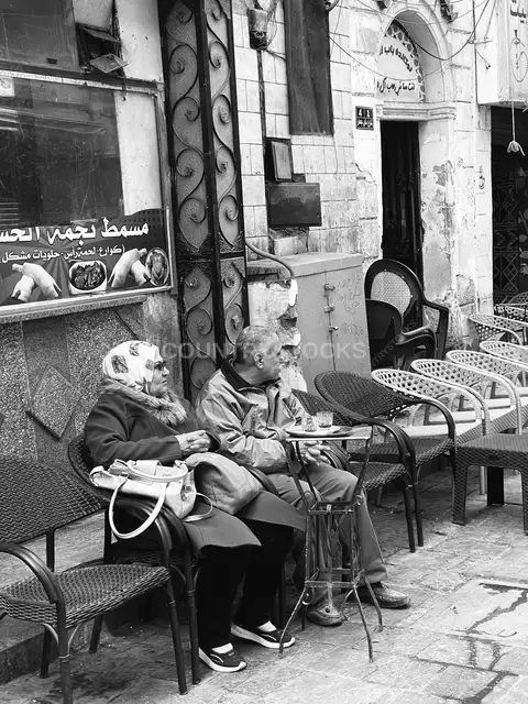 زوجان مسنان في مقهى شعبي بشارع الحسين القاهرة