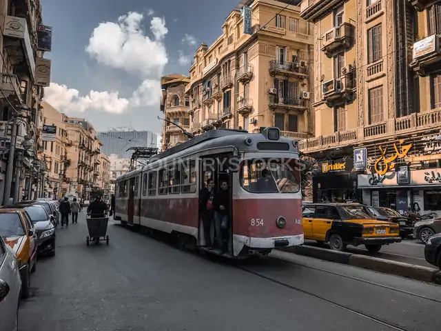 ترام الإسكندرية التاريخي في شارع محطة الرمل