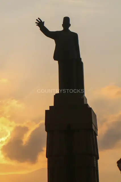 سلويت تمثال سعد زغلول وقت الغروب في القاهرة