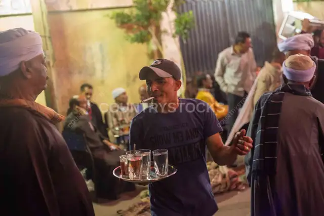 بياع شاي في سوق المولد بالليل