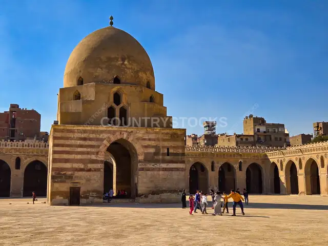 صحن مسجد ابن طولون وقبة الميضة، القاهرة