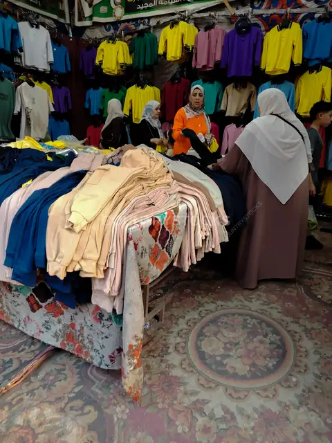 أم تختار يونيفورم مدرسي في سوق القاهرة