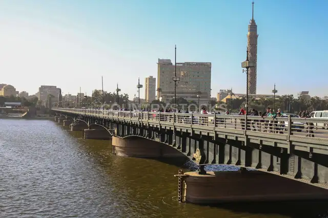 لقطة واسعة لكوبري قصر النيل في يوم شتوي