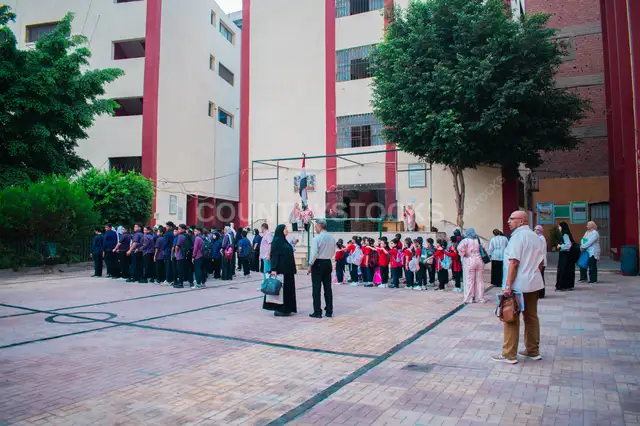 انتظام الطابور الصباحي في فناء المدرسة، وسط البلد القاهرة