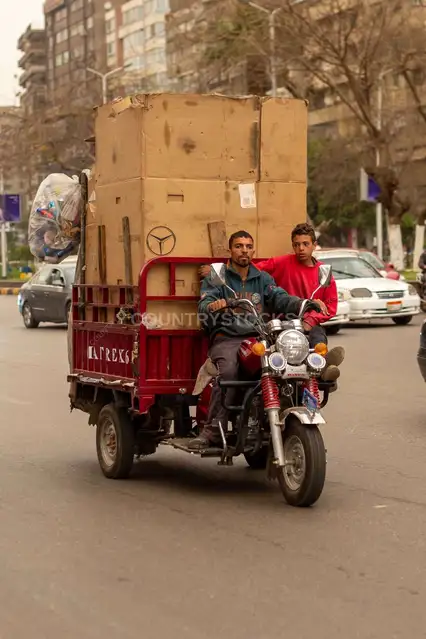 نقل كراتين على تروسيكل في القاهرة