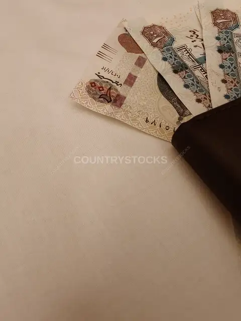 أوراق نقدية بالجنيه المصري في محفظة جلدية سوداء